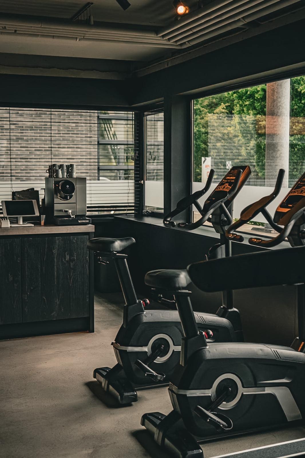 Trainingsfietsen en koffiehoek bij de ingang