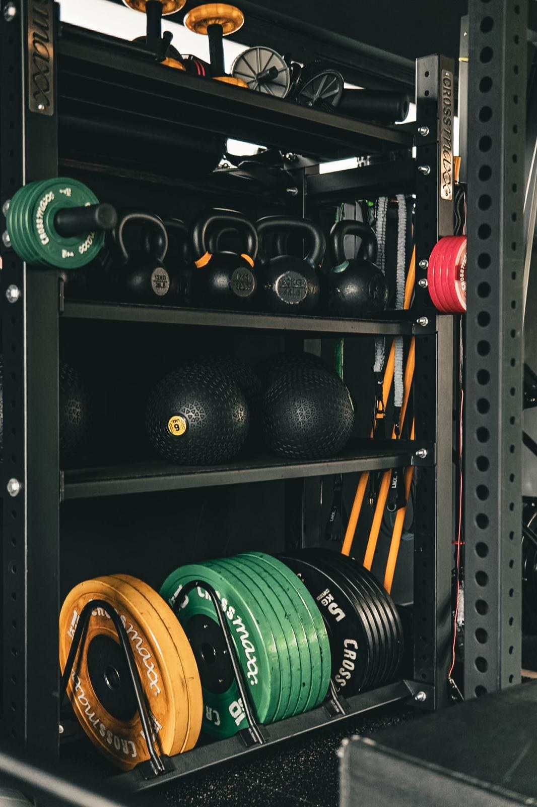 Kettlebells, halterschijven en trainingsmateriaal in de trainingsruimte