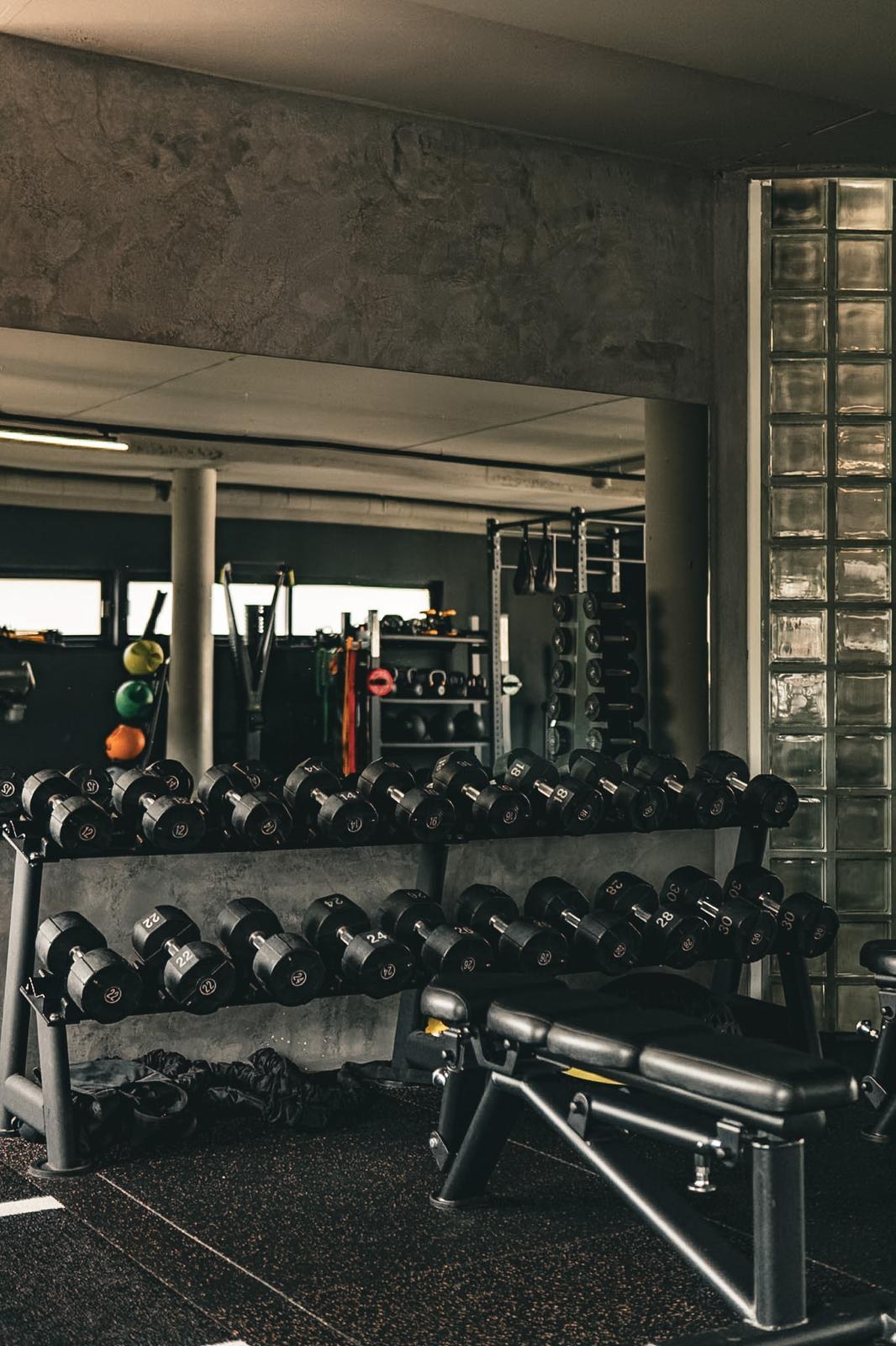 Trainingsbank en dumbbellrek voor krachttraining