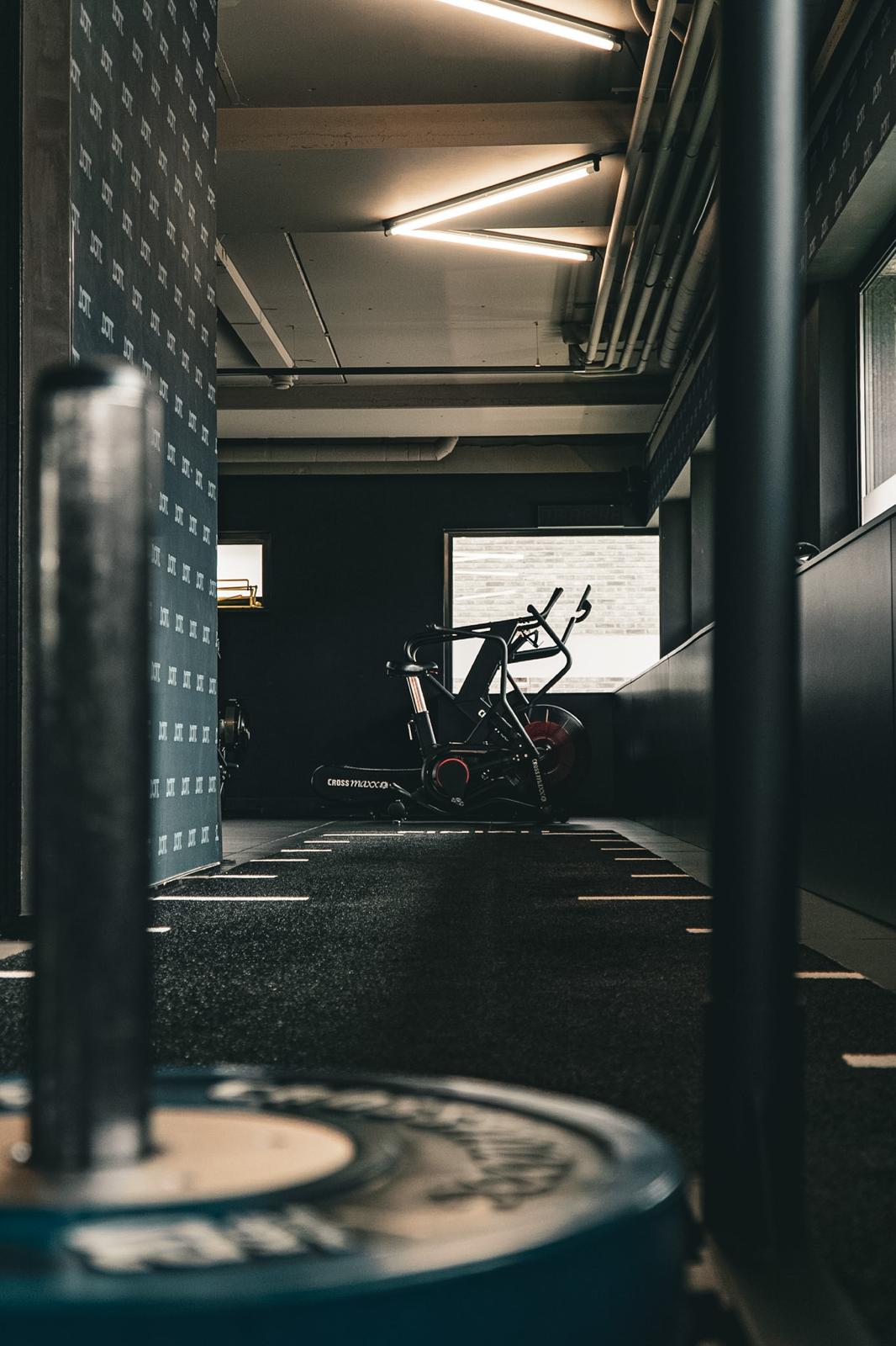 Trainingsbaan met een airbike achterin de studio
